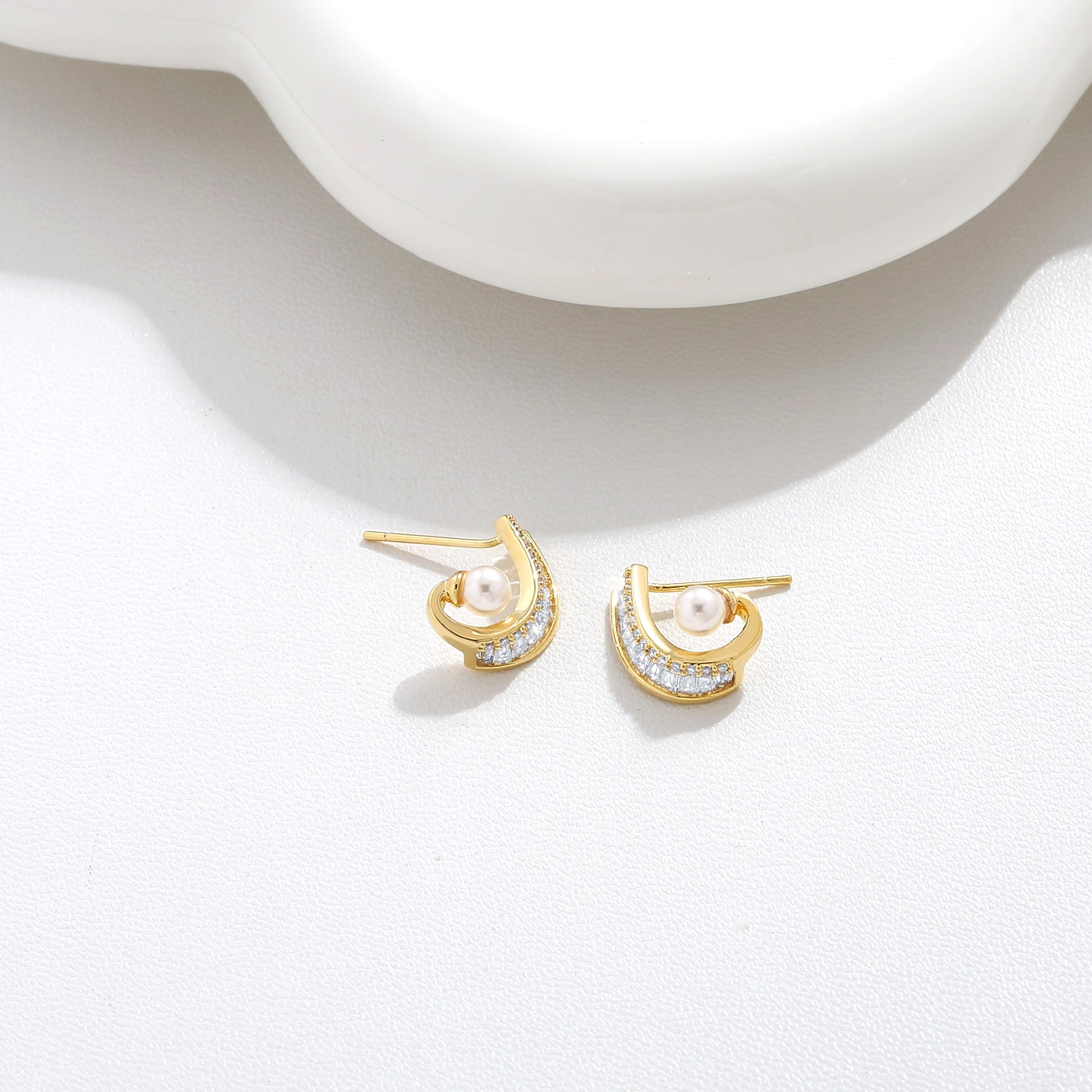 Minimalist Curve Studs