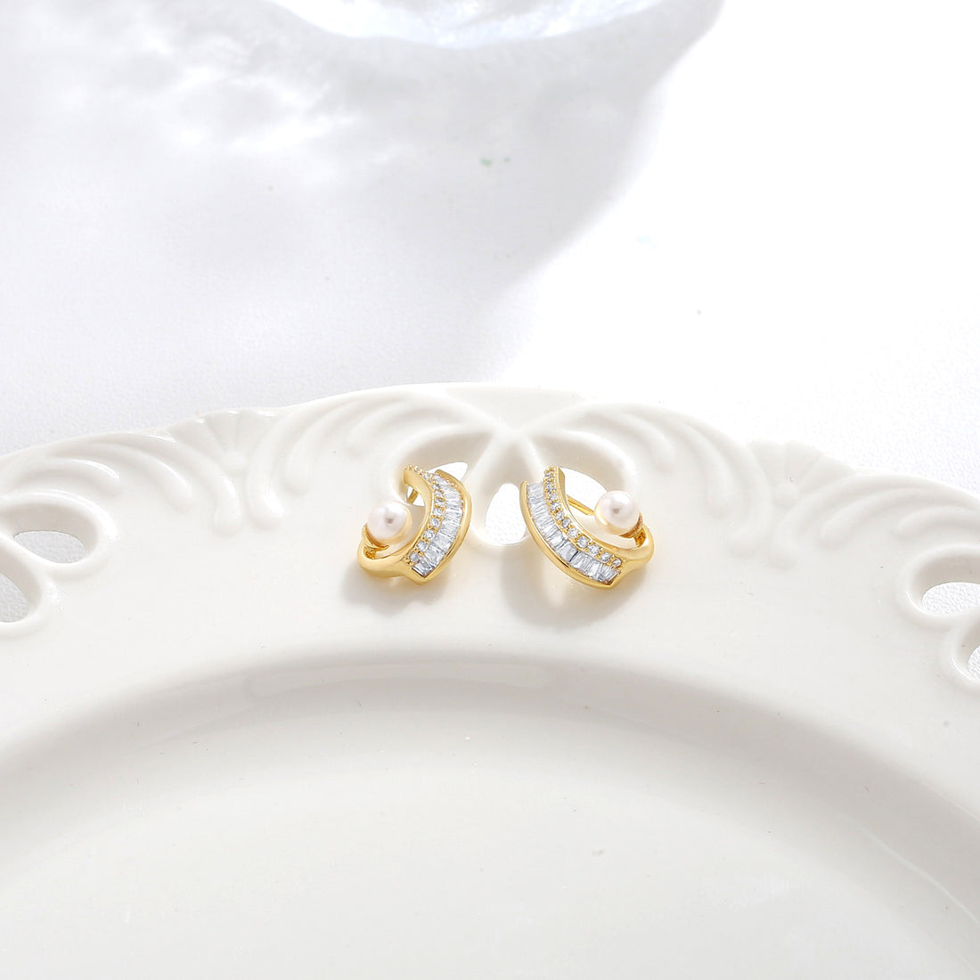 Minimalist Curve Studs